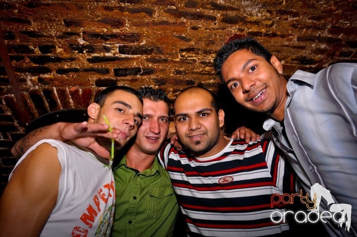 Saturday Night Party în Escape,