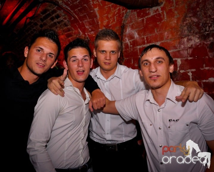 Saturday Night Party în Escape,