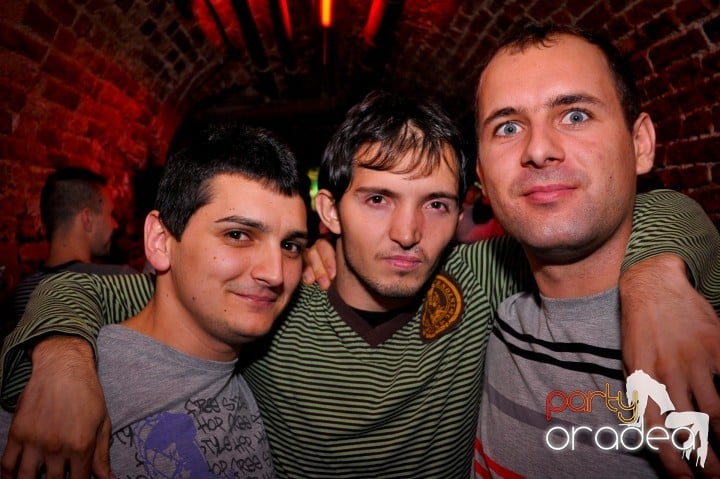 Saturday Night Party în Escape,