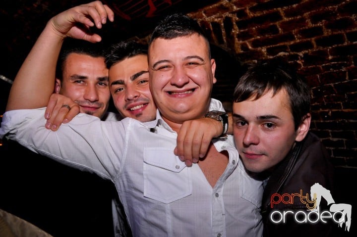 Saturday Night Party în Escape,