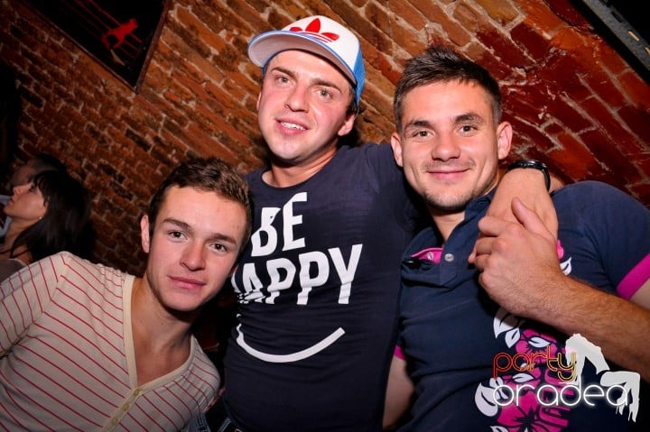 Saturday Night Party în Escape,