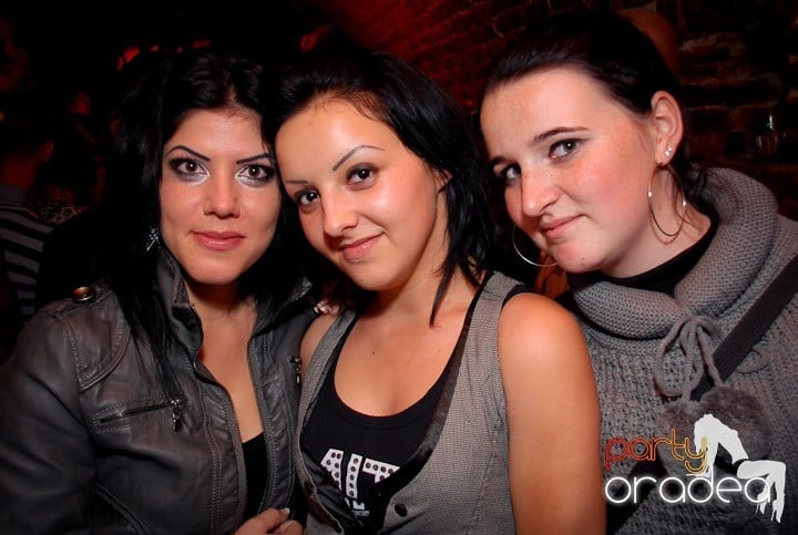 Saturday Party @ Escape,
