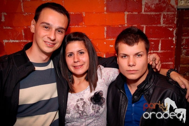 Saturday Party @ Escape,
