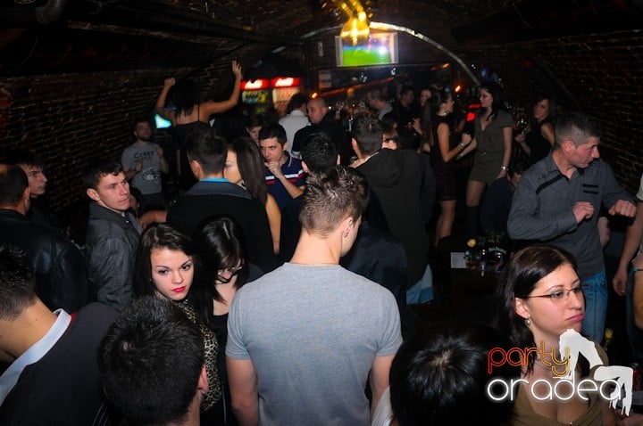 Saturday = Party în Escape, 