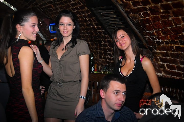 Saturday = Party în Escape, 