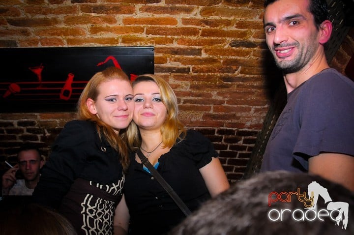 Saturday = Party în Escape, 