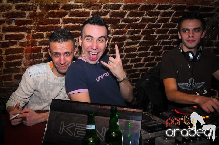 Saturday = Party în Escape, 