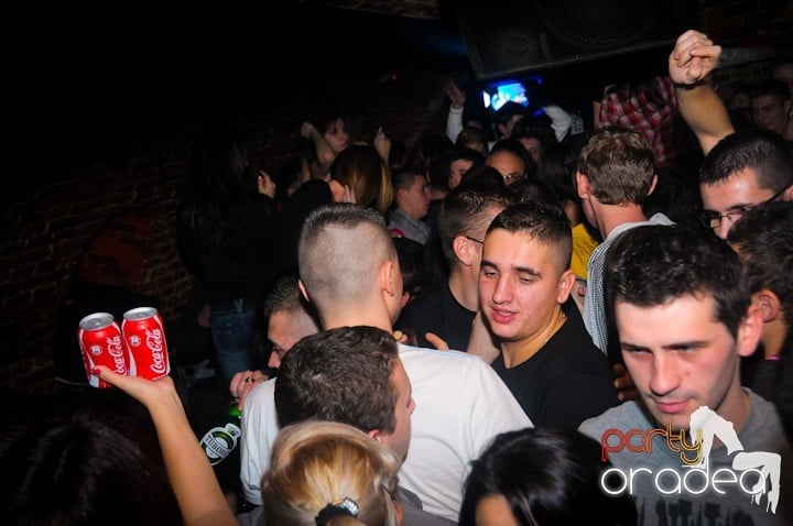 Saturday = Party în Escape, 