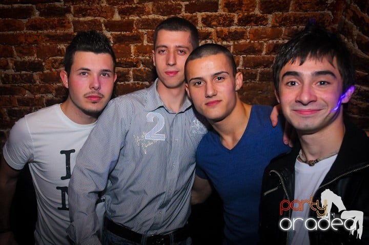 Saturday = Party în Escape, 