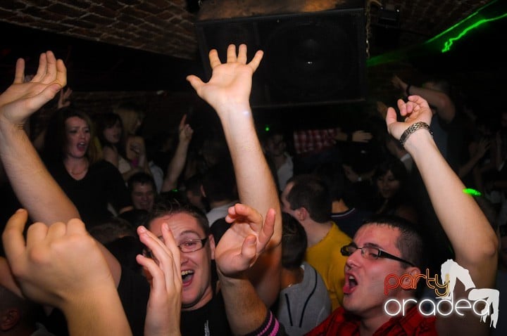 Saturday = Party în Escape, 