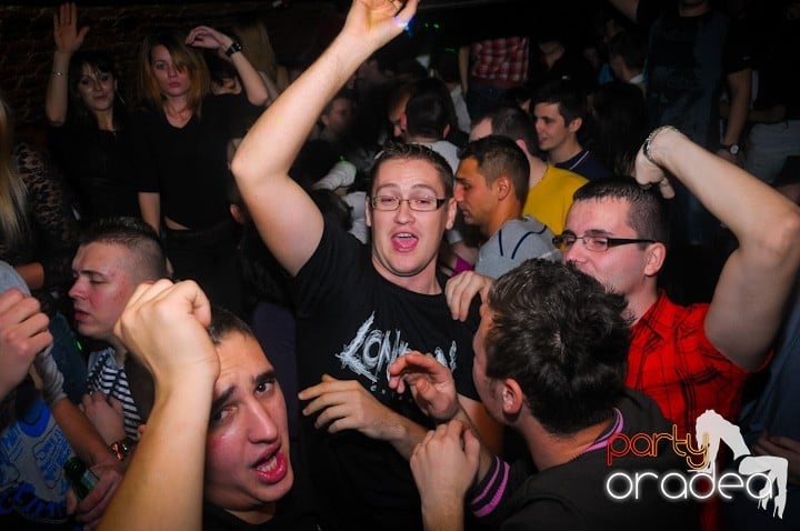 Saturday = Party în Escape, 