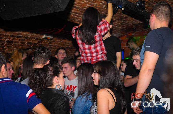 Saturday = Party în Escape, 