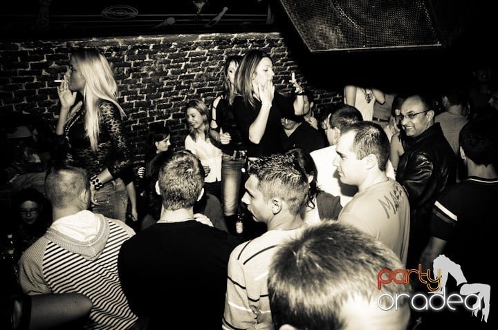 Saturday = Party în Escape, 