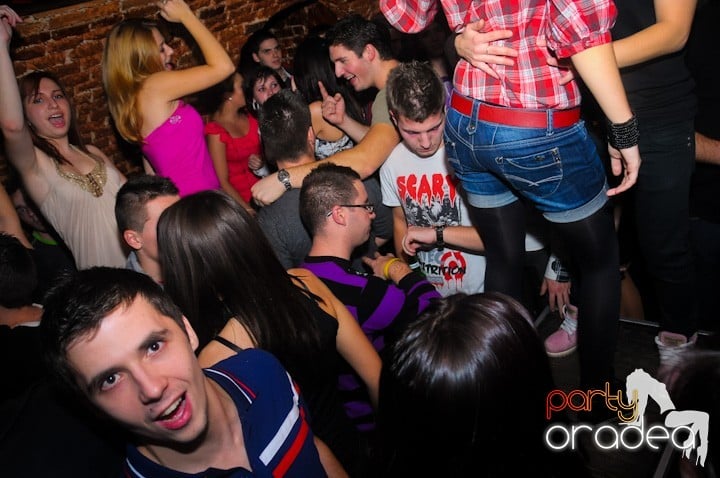 Saturday = Party în Escape, 