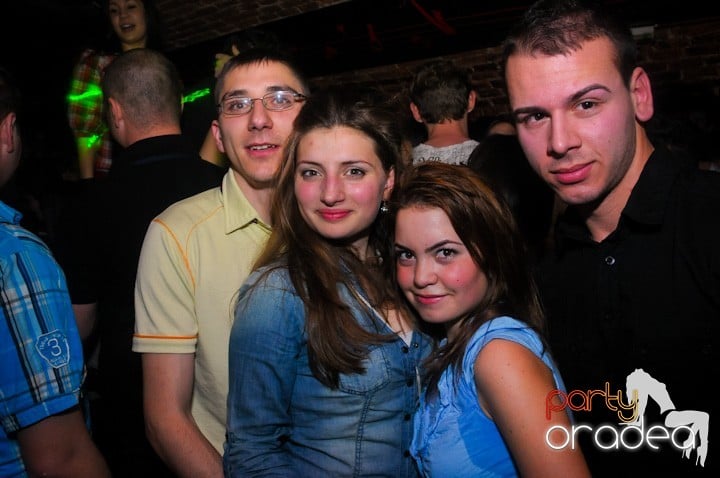 Saturday = Party în Escape, 