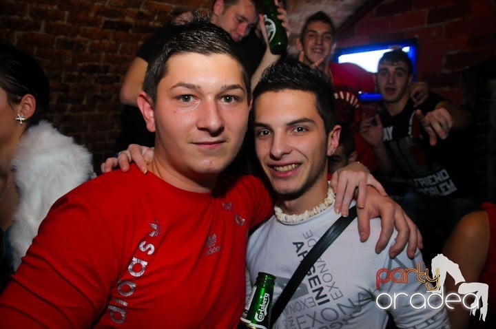 Saturday = Party în Escape, 