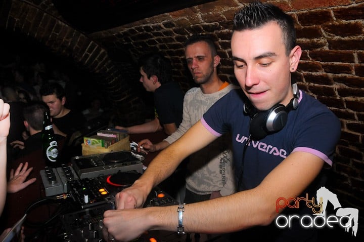 Saturday = Party în Escape, 