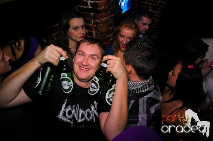 Saturday = Party în Escape, 