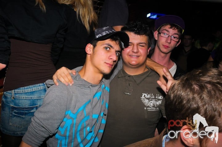 Saturday = Party în Escape, 