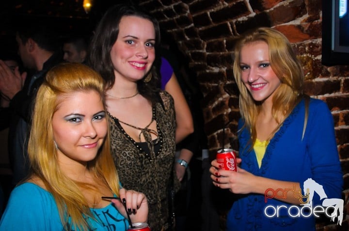 Saturday = Party în Escape, 