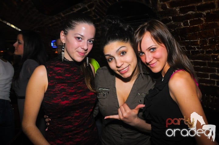 Saturday = Party în Escape, 