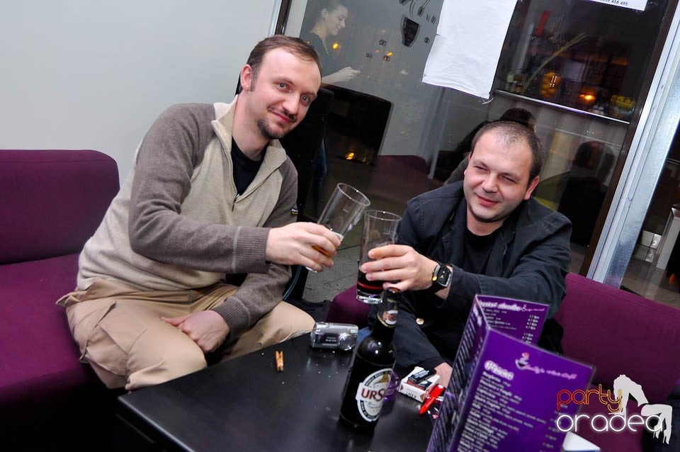 Seară cu karaoke în Blondy's, 