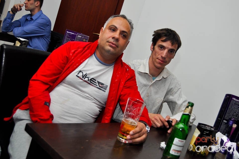 Seară cu karaoke în Blondy's, 