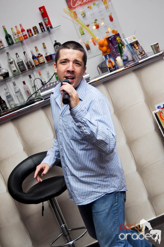 Seară cu karaoke în Blondy's, 