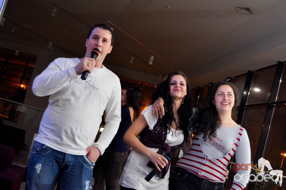 Seară cu karaoke în Blondy's, 