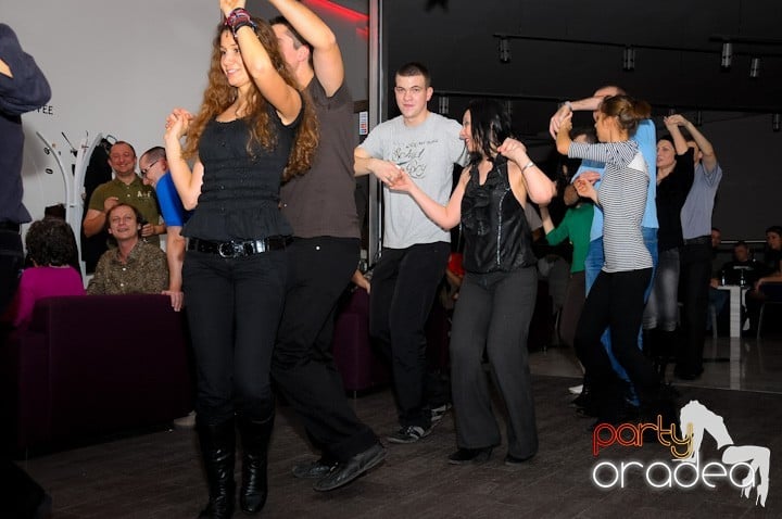 Seară de dans în Blondy's Art Café, 