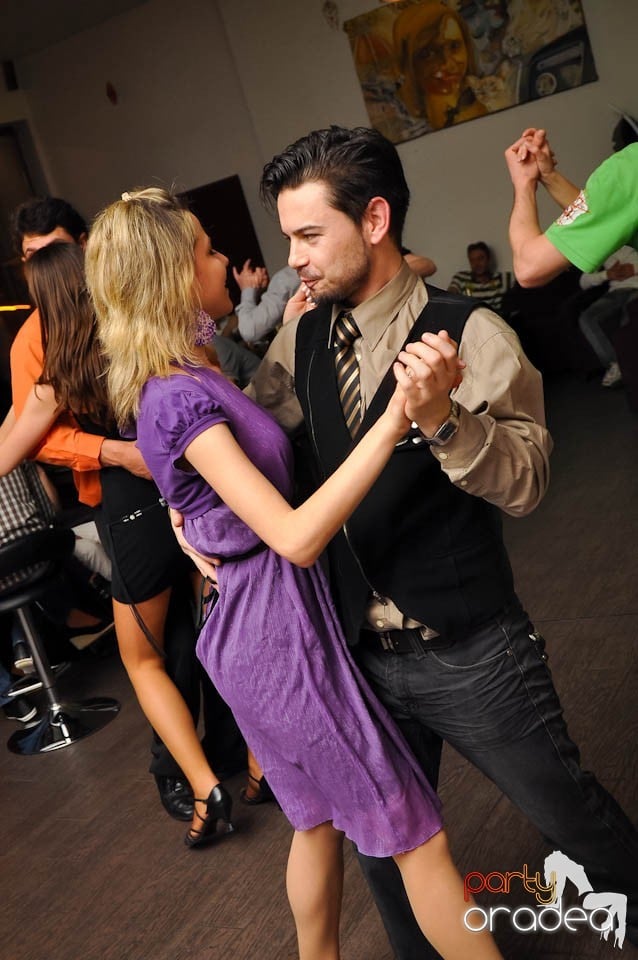 Seară de dans în Blondy's Art Café, 