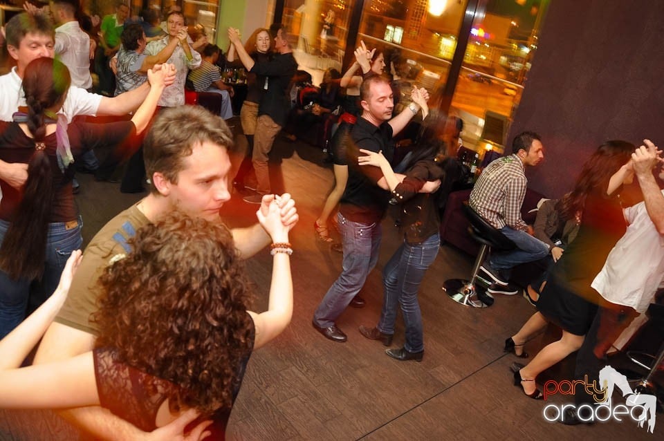 Seară de dans în Blondy's Art Café, 