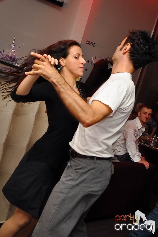 Seară de dans în Blondy's Art Café, 