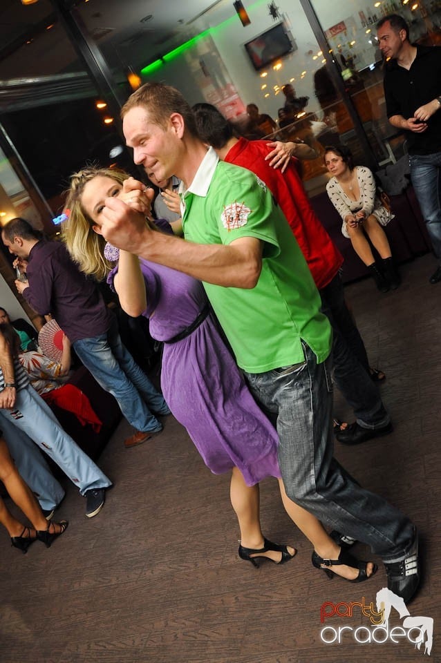 Seară de dans în Blondy's Art Café, 