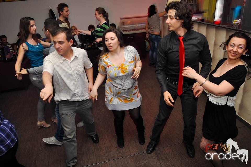 Seară de dans în Blondy's Art Café, 