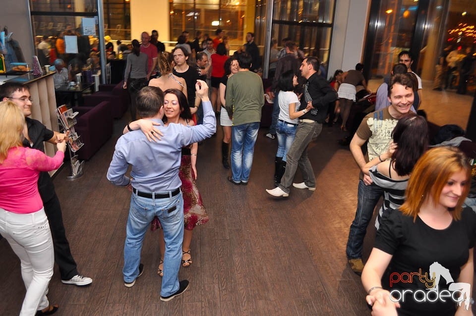 Seară de dans în Blondy's Art Café,