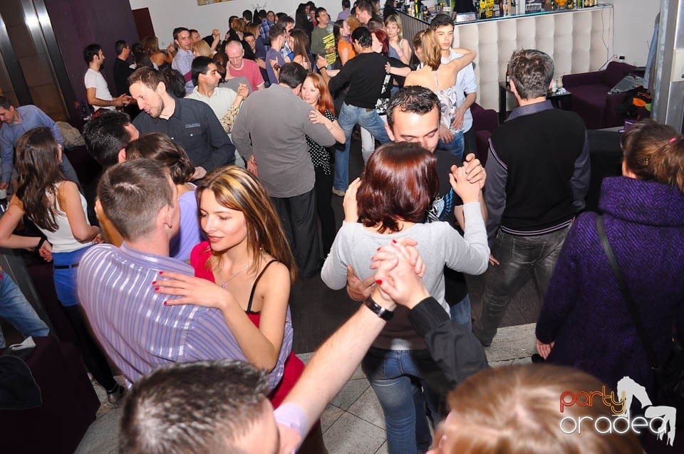 Seară de dans în Blondy's Art Café,