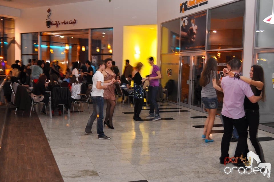 Seară de dans în Blondy's Art Café,