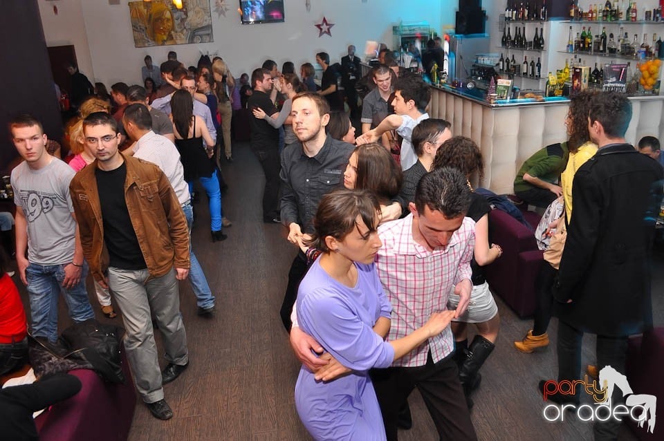 Seară de dans în Blondy's Art Café,
