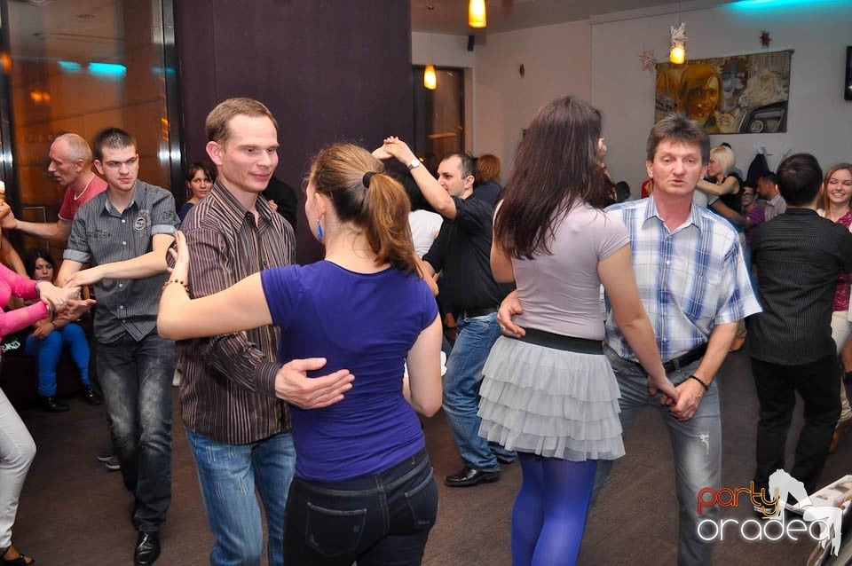 Seară de dans în Blondy's Art Café,