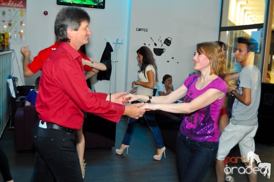 Seară de dans în Blondy's Art Café, 