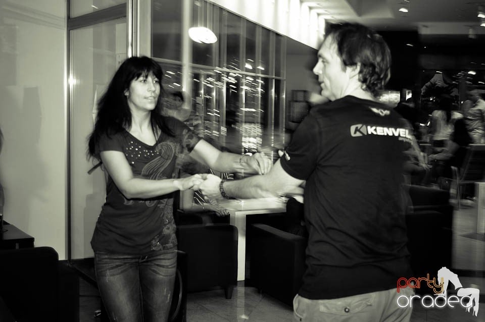 Seară de dans în Blondy's Art Café, 