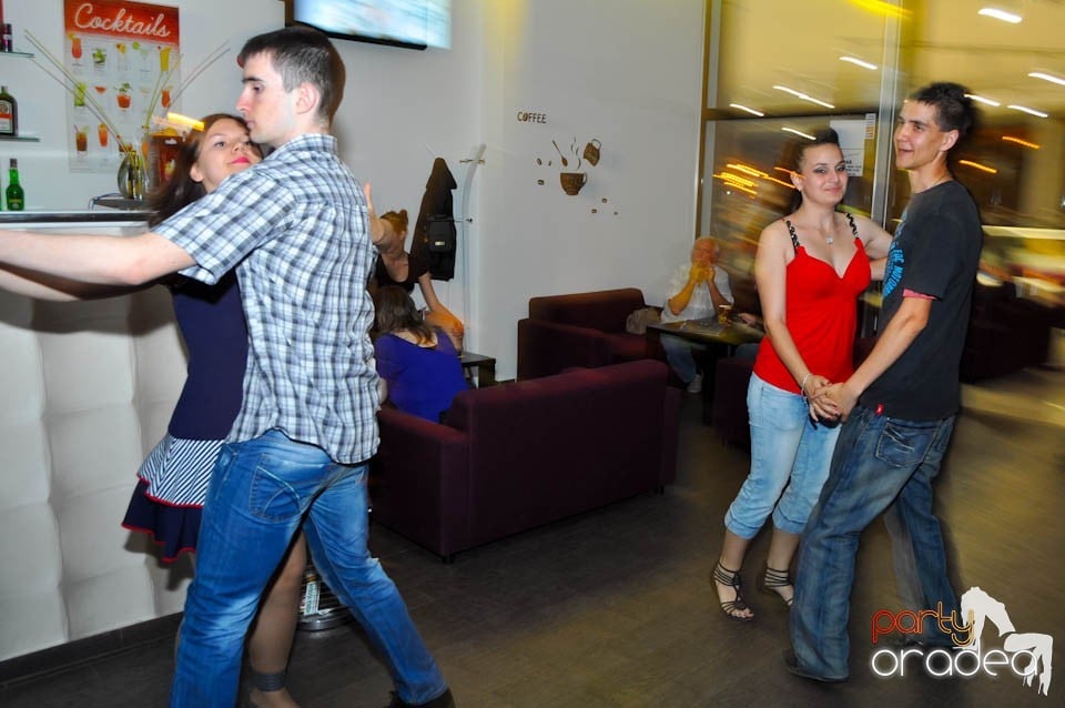 Seară de dans în Blondy's Art Café, 