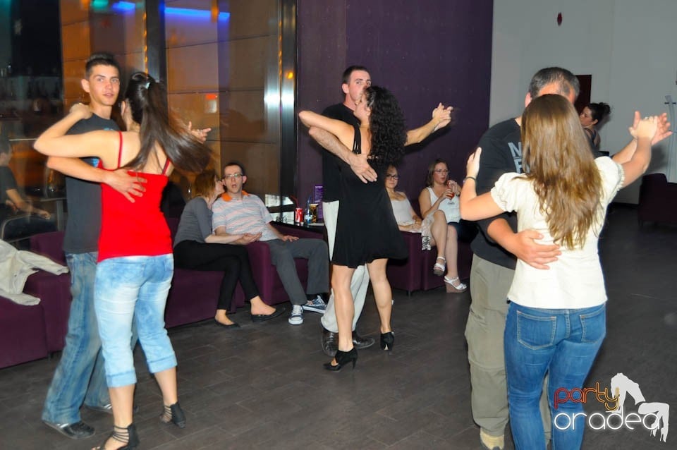 Seară de dans în Blondy's Art Café, 