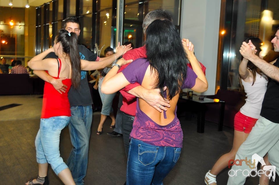 Seară de dans în Blondy's Art Café, 