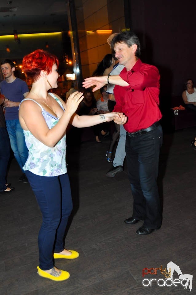 Seară de dans în Blondy's Art Café, 