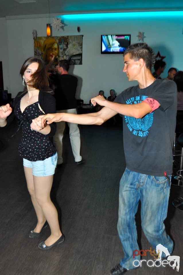 Seară de dans în Blondy's Art Café, 