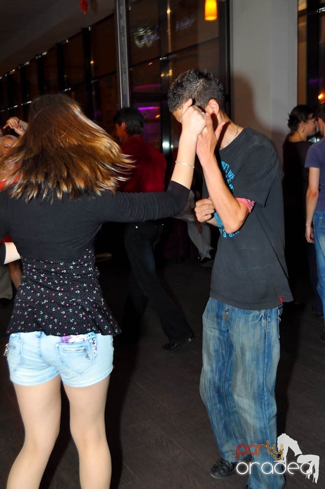 Seară de dans în Blondy's Art Café, 