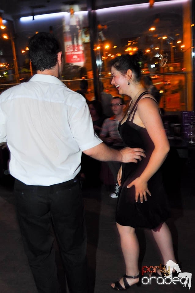 Seară de dans în Blondy's Art Café, 