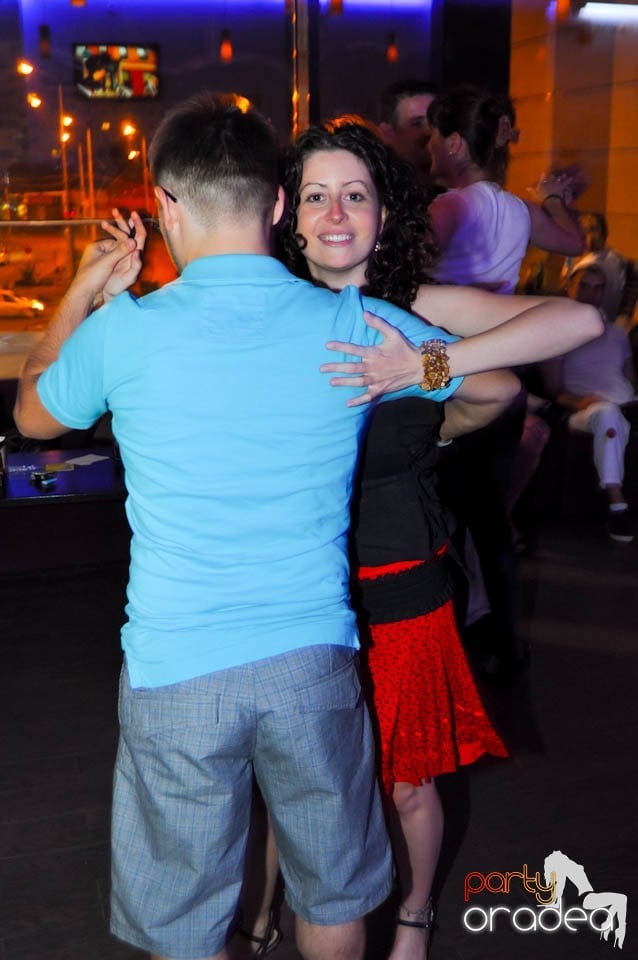 Seară de dans în Blondy's Art Café, 